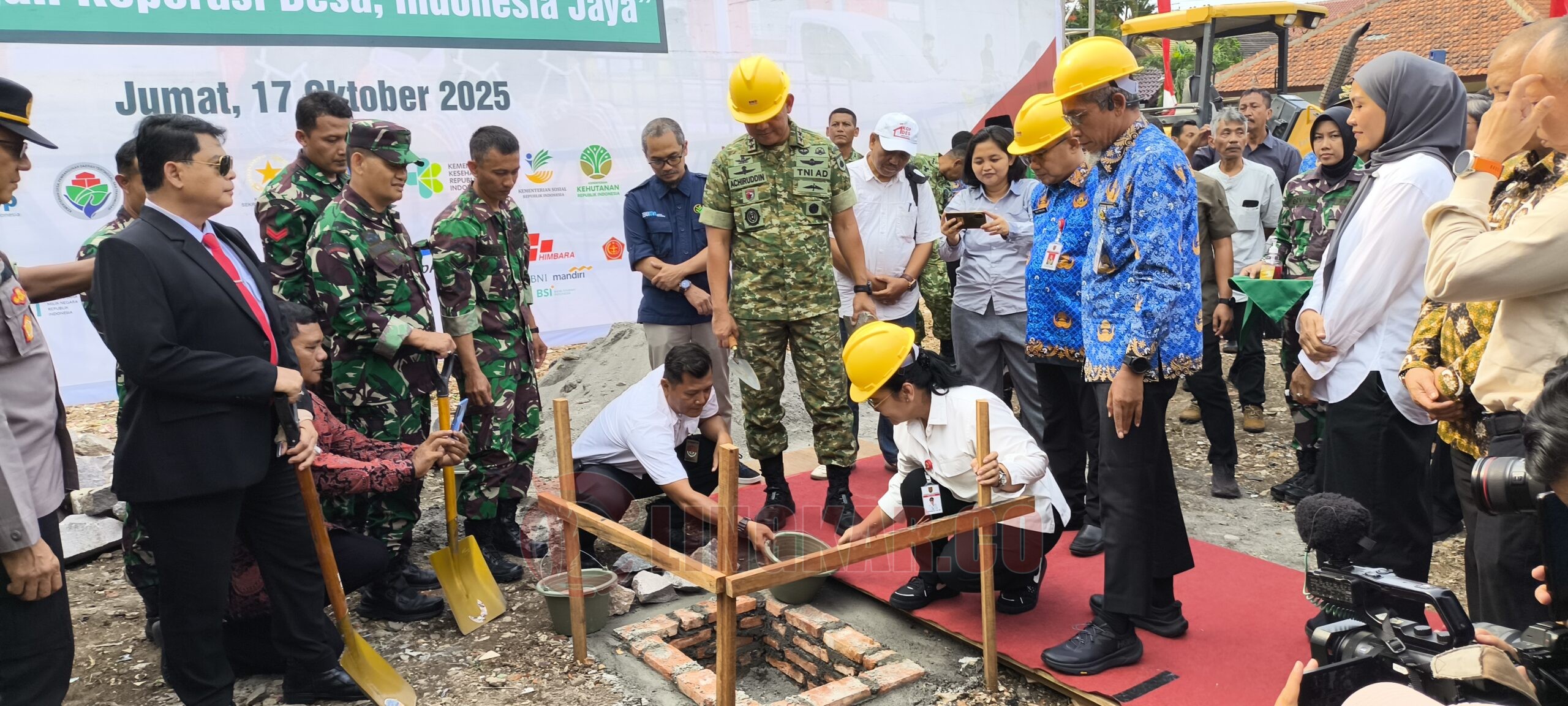 Wali Kota Semarang, Agustina Wilujeng Pramestuti saat acara Peletakan Batu Pertama Gudang Koperasi Desa Kelurahan Merah Putih di Lamongan Barat I Kelurahan Sampangan Kota Semarang. (dok Pemkot Semarang)