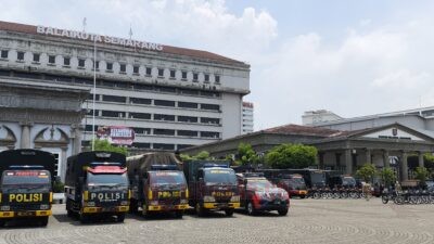 Pengamaman aksi unjuk rasa BEM Semarang Raya di Gedung Balaikota Semarang. (dok Alan Henry)