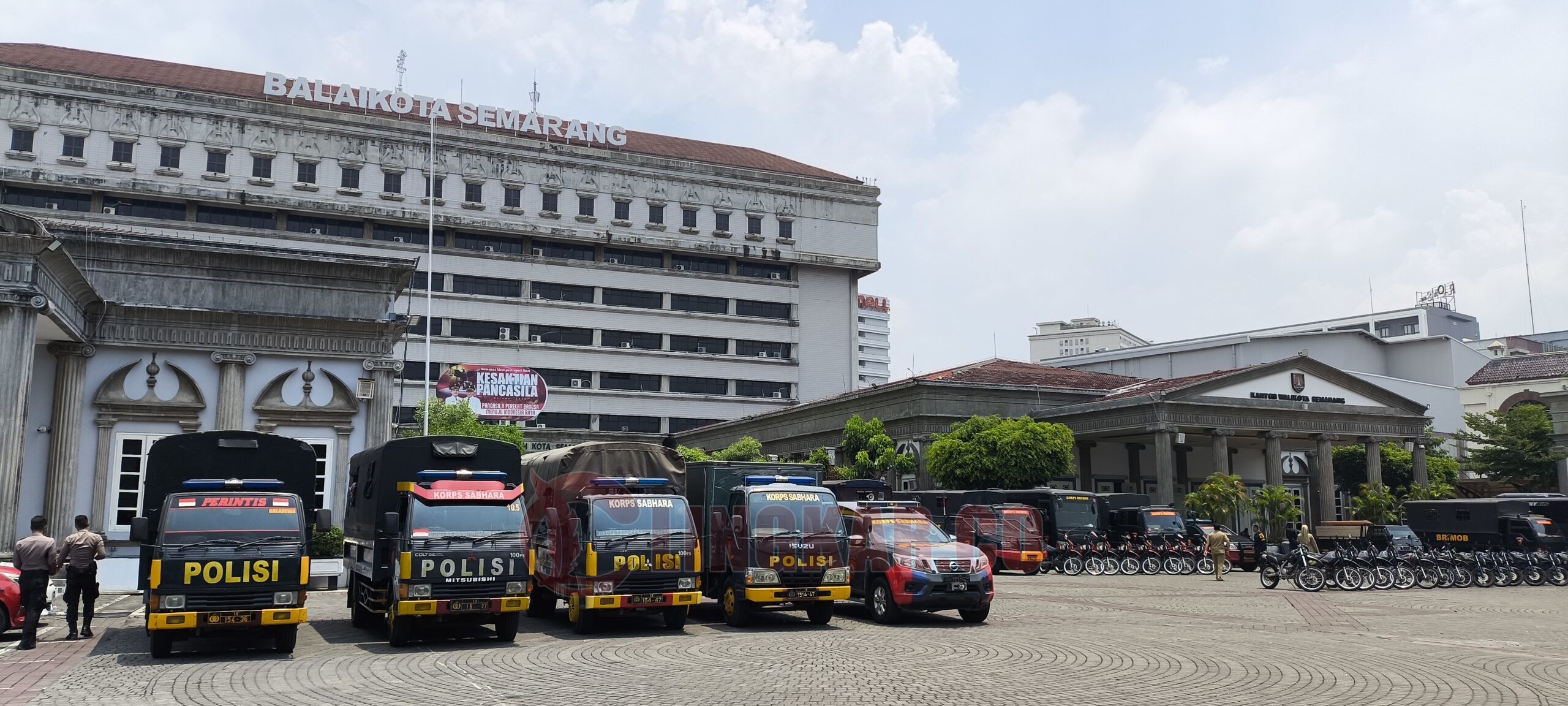 Pengamaman aksi unjuk rasa BEM Semarang Raya di Gedung Balaikota Semarang. (dok Alan Henry)
