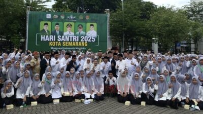 Wali Kota Semarang, Agustina Wilujeng Pramestuti bersama jajaran Pemkot dan para santri foto bersama, usai ikuti apel Peringatan Hari Santri Nasional (HSN) 2025 di Balai Kota Semarang. (dok Istimewa)