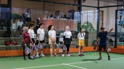 Sejunlah peserta Wellness Day yang digelar oleh klinik kecantikan modern Immoderma ikuti kegiatan Padel. (dok Immoderma)