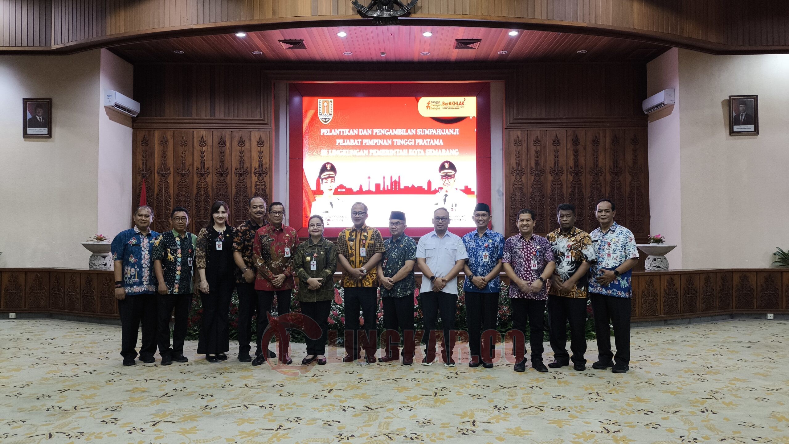 Sesi foto bersama usai pelantikan sembilan pejabat tinggi pratama di Gedung Much Ikhsan. (dok Alan Henry)