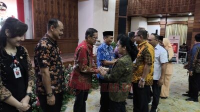 Wali Kota Semarang, Agustina Wilujeng Pramestuti memberikan selamat kepada pejabat yang telah dilantik. (dok Alan Henry)