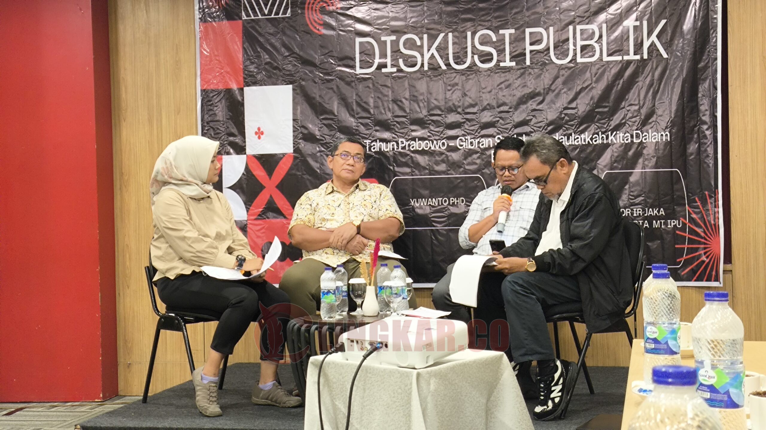 Narasumber diskusi publik "1 Tahun Prabowo–Gibran: Sudah Berdaulatkah Kita dalam Berenergi?" di Hotel @HOM Semarang. (dok Alan Henry)