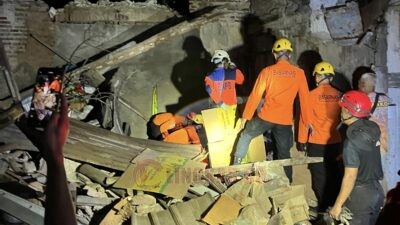 Basarnas Semarang evakuasi korban reruntuhan. (dok Basarnas Semarang)