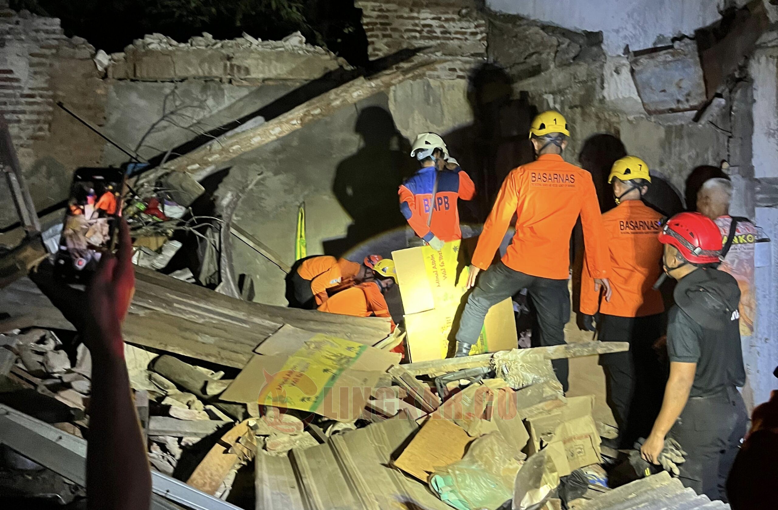 Basarnas Semarang evakuasi korban reruntuhan. (dok Basarnas Semarang)