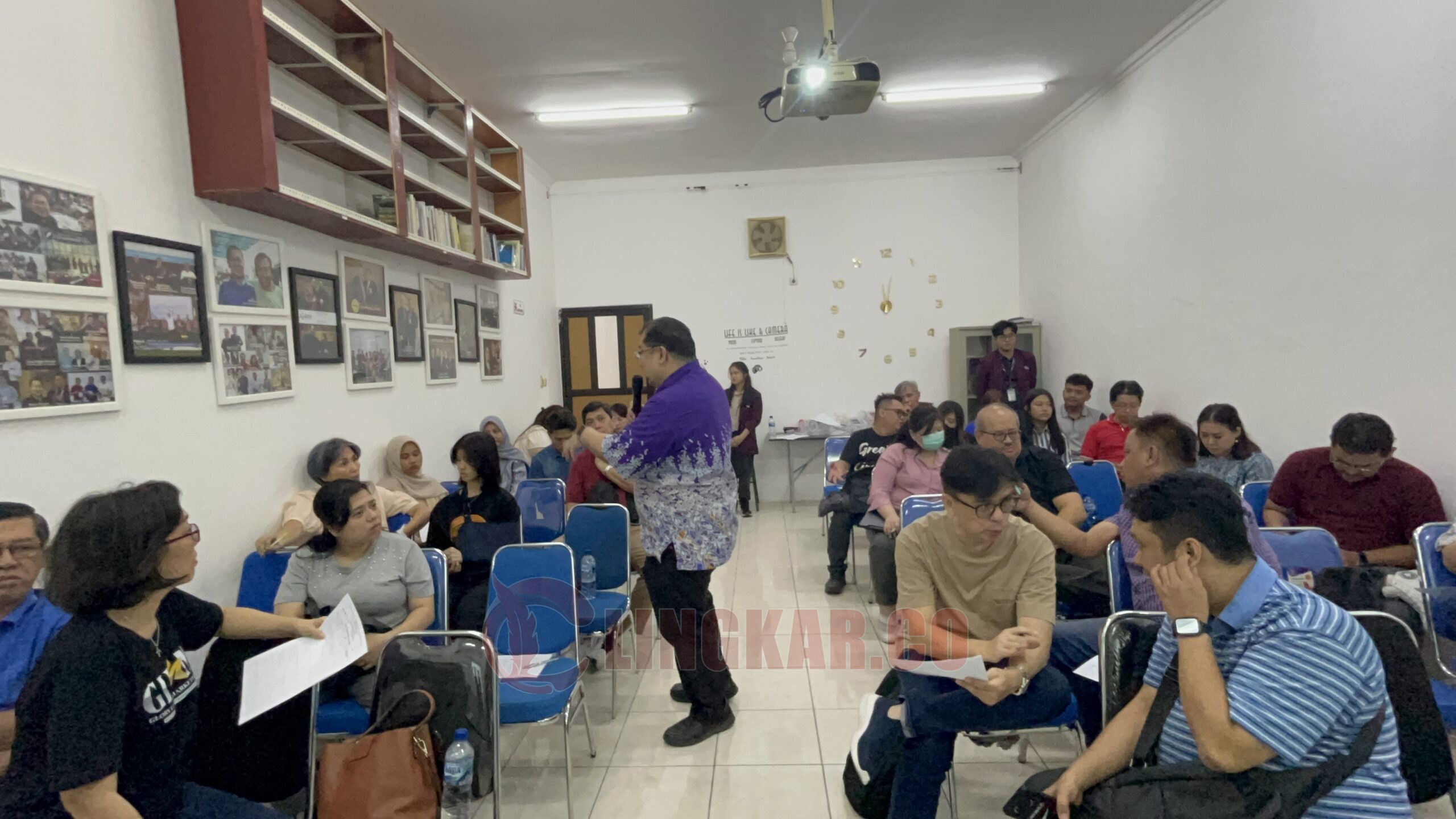 31 pelaku usahan di Semarang mempelajari analisi SWOT dan ROWS. (dok BINUS Semarang)