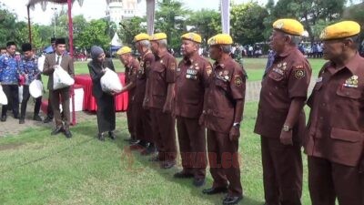 Bupati Kendal, Dyah Kartika Permanasari didampingi Wakilnya, Benny Karnadi memberikan paket sembako kepada para veteran seusai Upacara yang digelar di Alun-Alun Kendal pada Senin (10/11/2025). Foto: Yoedhi/Lingkar.co