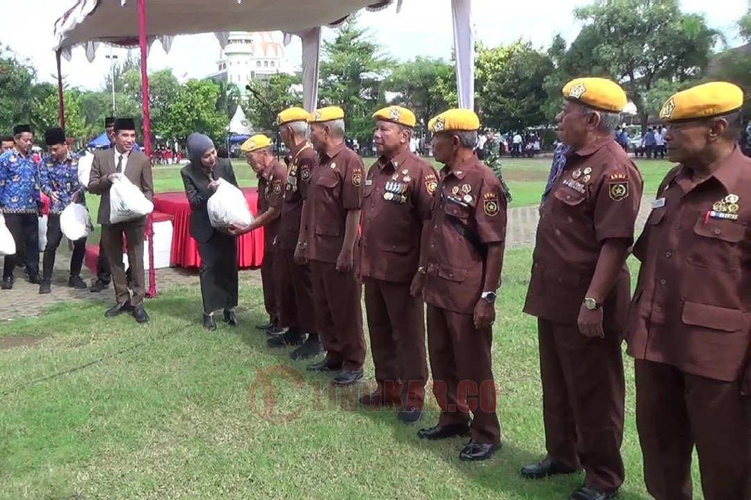 Bupati Kendal, Dyah Kartika Permanasari didampingi Wakilnya, Benny Karnadi memberikan paket sembako kepada para veteran seusai Upacara yang digelar di Alun-Alun Kendal pada Senin (10/11/2025). Foto: Yoedhi/Lingkar.co