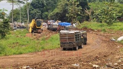 Antrean mobil pengangkut sampah di TPA Darupono Kaliwungu Kendal. Foto: Yoedhi/Lingkar.co