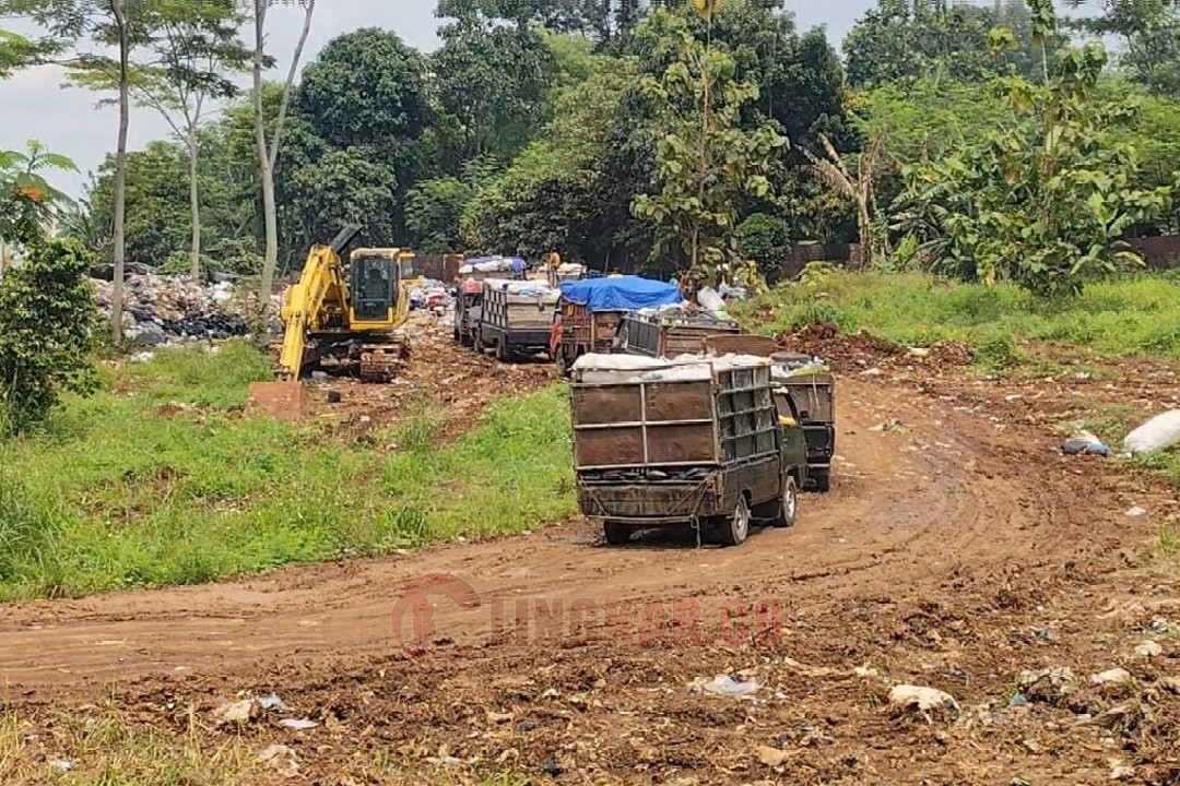 Antrean mobil pengangkut sampah di TPA Darupono Kaliwungu Kendal. Foto: Yoedhi/Lingkar.co