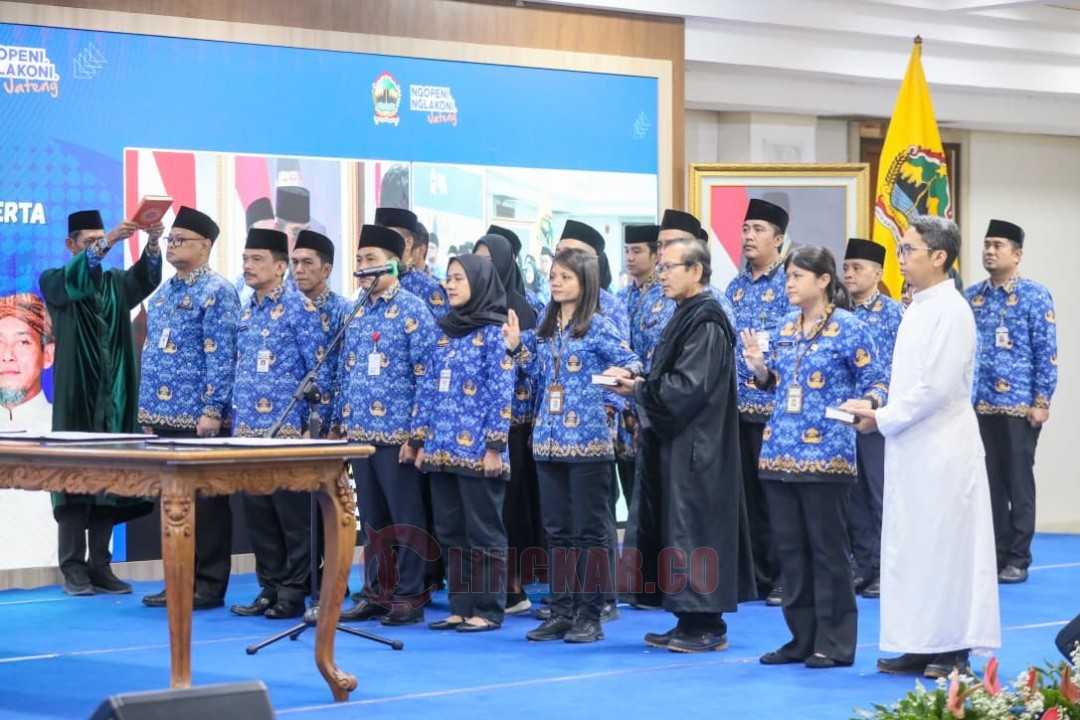 Pengambilan sumpah jabatan dalam prosesi pelantikan pejabat ASN di lingkup Pemprov Jateng yang digelar di gedung Gradhika Bhakti Praja, Senin (10/11/2025). Foto: dokumentasi