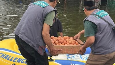 Marketing PT Al Fazza Nabawi Tour & Travel bersama dengan tim relawan NU Peduli saat mendistribusikan bahan makanan untuk terdampak banjir di Tambakrejo Gayamsari Kota Semarang. Foto: dokumentasi/istimewa