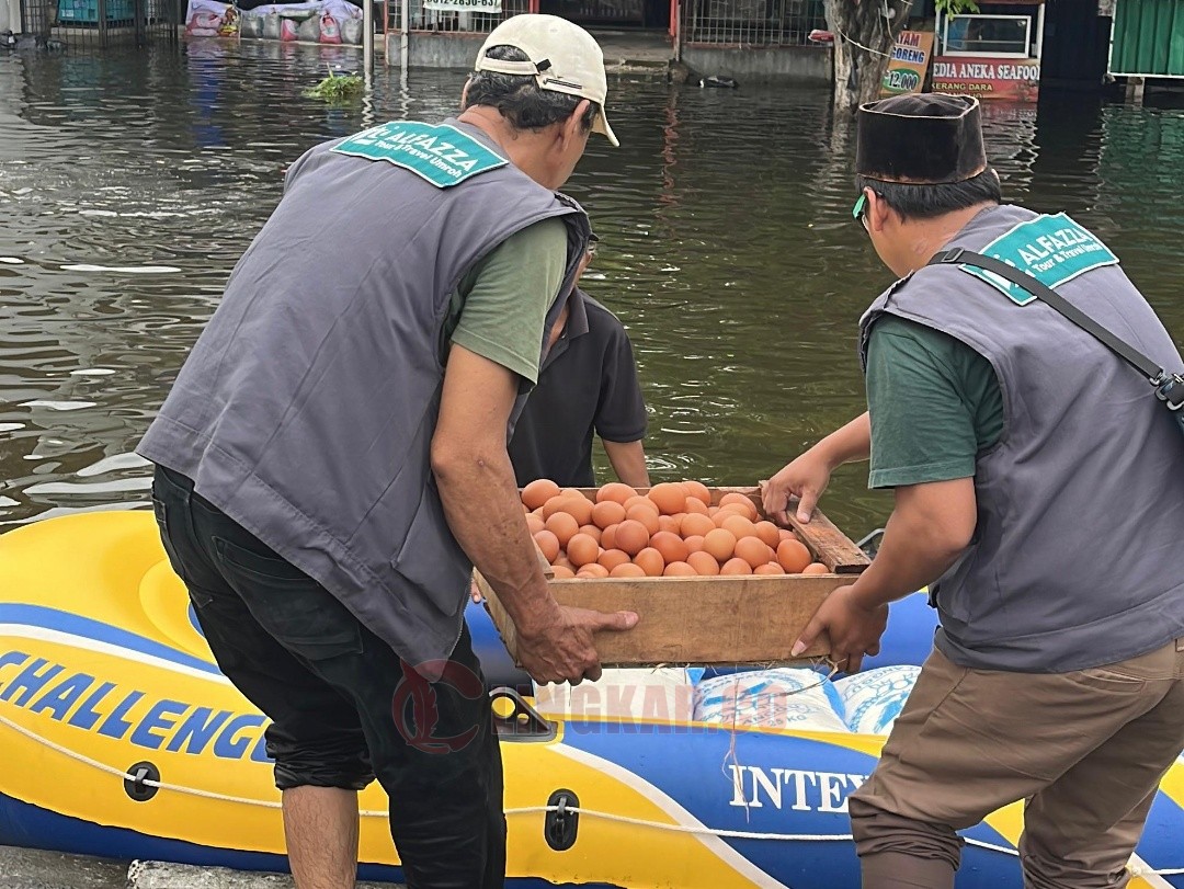 Marketing PT Al Fazza Nabawi Tour & Travel bersama dengan tim relawan NU Peduli saat mendistribusikan bahan makanan untuk terdampak banjir di Tambakrejo Gayamsari Kota Semarang. Foto: dokumentasi/istimewa