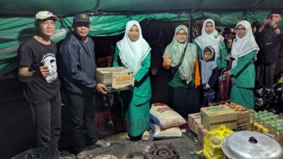 Aniqotun Nafiah bersama dengan beberapa pengurus PC Fatayat NU Kota Semarang saat menyerahkan bantuan secara simbolis kepada NU Peduli terdampak banjir di jembatan Kaligawe Semarang. Foto: dokumentasi/istimewa