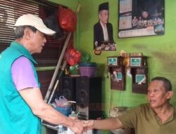 Pasar Waru Terendam Air, NU Peduli Jangkau Penjaga WC Umum Kondisi Stroke Terjebak Banjir Tanpa Ada Bantuan Logistik