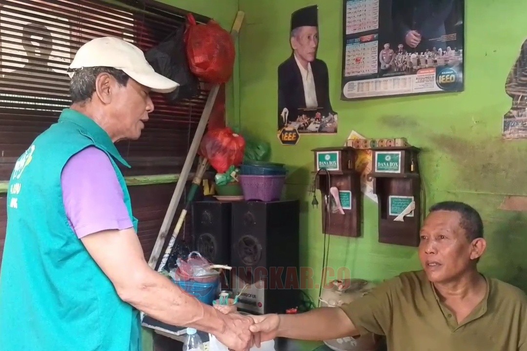 Dul Harsono saat menerima kiriman makanan dari petugas NU Peduli Kota Semarang di WC umum Pasar Waru, Sawah Besar, Gayamsari Kota Semarang, Sabtu (1/11/2025). Foto: Rifqi/Lingkar.co