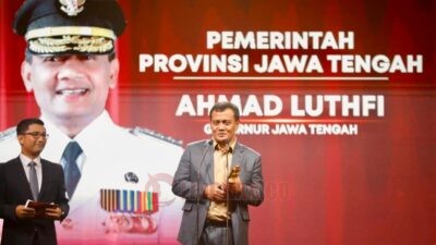 Gubernur Jawa Tengah Ahmad Luthfi saat menerima penghargaan dalam Indonesia Kita Award di Yudhistira Grand Ballroom Patra Jasa Office Tower, Jakarta Selatan, Senin (10/11/2025) malam.