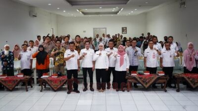 Foto Bersama: Bupati berfoto bersama seusai Rapat koordinasi Tim Koordinasi Penanggulangan Kemiskinan (TKPK) Kabupaten Kendal tahun 2025 di Gedung Abdi Praja Setda Kendal, Rabu (12/11/2025). Foto: Yoedhi/Lingkar.co