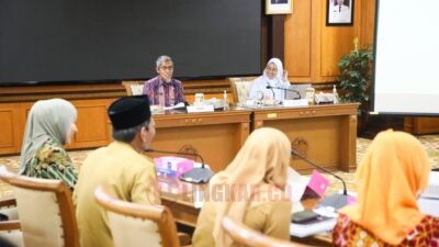 Sekda Jateng Sumarno saat memimpin Rakor Pembangunan Instalasi PSEL Semarang Raya Bersama Kementrian Lingkungan Hidup di Aula Lantai 2 Gedung A Kantor Gubernur Jateng, Jl. Pahlawan Semarang, Selasa (11/11/2025). Foto: dokumentasi