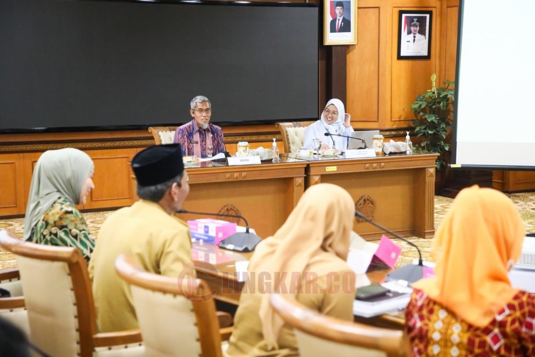 Sekda Jateng Sumarno saat memimpin Rakor Pembangunan Instalasi PSEL Semarang Raya Bersama Kementrian Lingkungan Hidup di Aula Lantai 2 Gedung A Kantor Gubernur Jateng, Jl. Pahlawan Semarang, Selasa (11/11/2025). Foto: dokumentasi