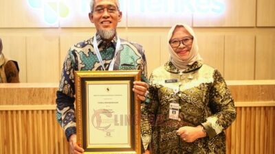 Sekda Jateng Sumarno mewakili Gubernur Ahmad Luthfi menerima penghargaan dalam Rapat Koordinasi Nasional (Rakornas) Percepatan Penurunan Stunting Tahun 2025, Rabu (12/11/2025) di Ruang Auditorium J. Leimena Gedung Adhyatma lantai 2, Kementerian Kesehatan Republik Indonesia Jakarta.