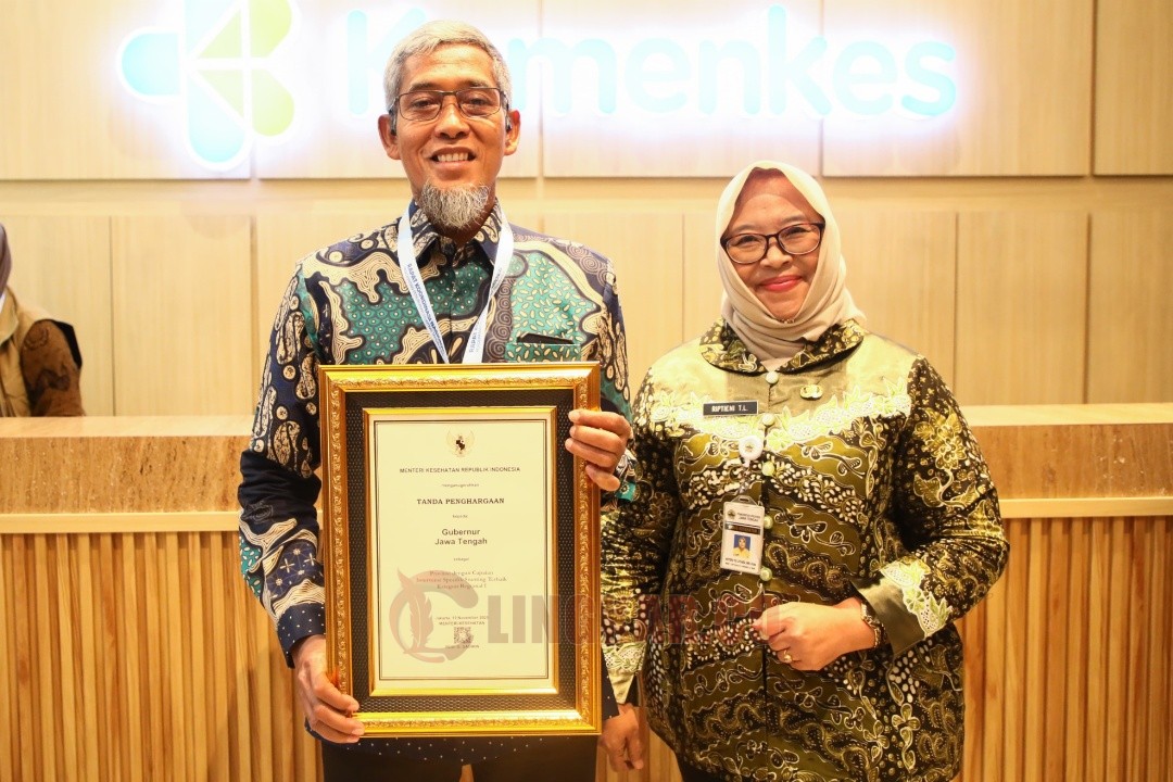 Sekda Jateng Sumarno mewakili Gubernur Ahmad Luthfi menerima penghargaan dalam Rapat Koordinasi Nasional (Rakornas) Percepatan Penurunan Stunting Tahun 2025, Rabu (12/11/2025) di Ruang Auditorium J. Leimena Gedung Adhyatma lantai 2, Kementerian Kesehatan Republik Indonesia Jakarta.