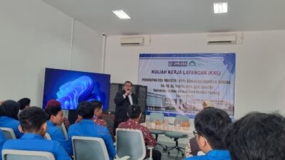Dekan Fakultas Humaniora dan Saintek (FHS) UMKABA, Dr. H. Taufik Pandan Winoto, SH., M.Kn, saat pembukaan kegiatan KKL di PT KIK Kendal. Foto: dokumentasi/istimewa