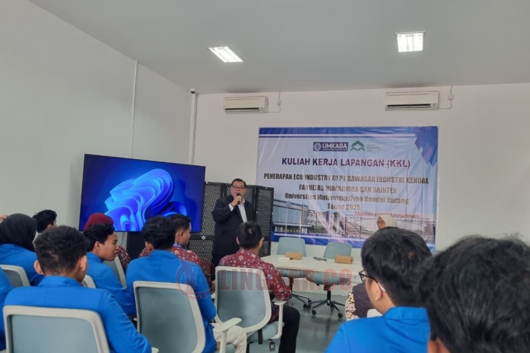 Dekan Fakultas Humaniora dan Saintek (FHS) UMKABA, Dr. H. Taufik Pandan Winoto, SH., M.Kn, saat pembukaan kegiatan KKL di PT KIK Kendal. Foto: dokumentasi/istimewa