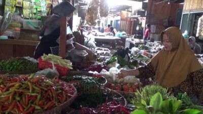 Suasana di pasar Kendal. Foto: Yoedhi/Lingkar.co