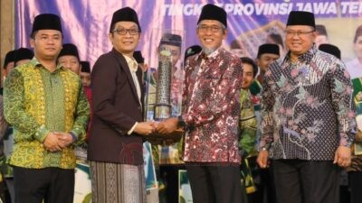 Sekda Jateng Sumarno (batik merah) saat menghadiri penutupan MTQH di pendopo Kabupaten Tegal. Foto: dokumentasi