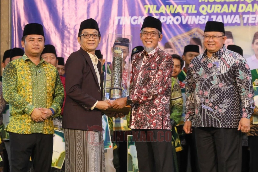 Sekda Jateng Sumarno (batik merah) saat menghadiri penutupan MTQH di pendopo Kabupaten Tegal. Foto: dokumentasi