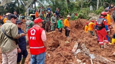 Relawan gabungan saat melakukan pencarian korban tanah longsor di Dusun Tarukan dan Dusun Cibuyut, Desa Cibeunying, Kecamatan Majenang, Kabupaten Cilacap, Jum'at (14/11/2025). Foto: istimewa