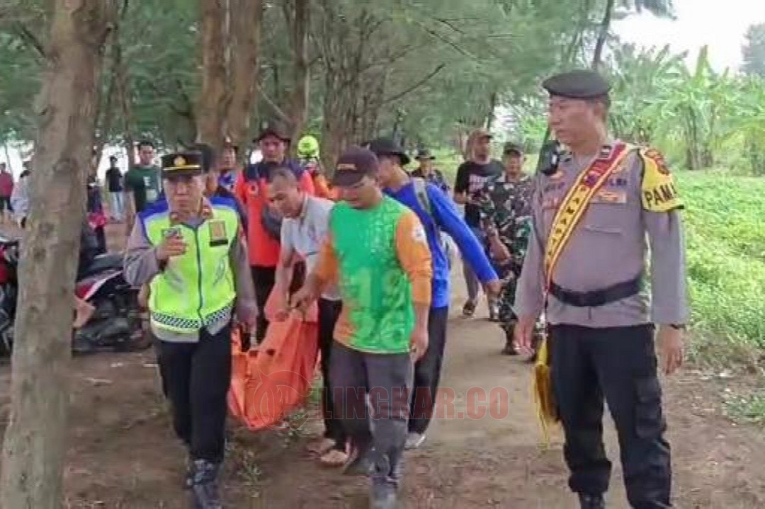 Tim relawan gabungan saat membawa jenazah korban arus Pantai Indah Kemangi, Minggu (16/11/2025). Foto: Yoedhi/Lingkar.co