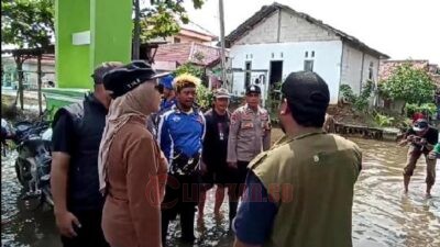 Bupati Kendal, Dyah Kartika Permanasari saat meninjau banjir rob di Dusun Ngebum, Desa Mororejo, Kecamatan Kaliwungu, Kendal, Minggu (16/11/2025)