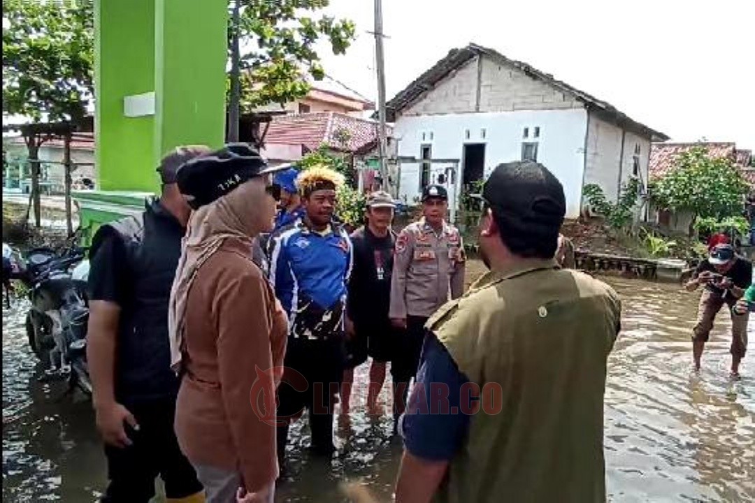 Bupati Kendal, Dyah Kartika Permanasari saat meninjau banjir rob di Dusun Ngebum, Desa Mororejo, Kecamatan Kaliwungu, Kendal, Minggu (16/11/2025)