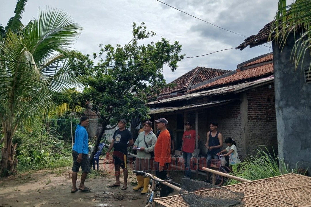 29 rumah di Desa Gempolsewu Kecamatan Rowosari Kabupaten Kendal terdampak angin kencang