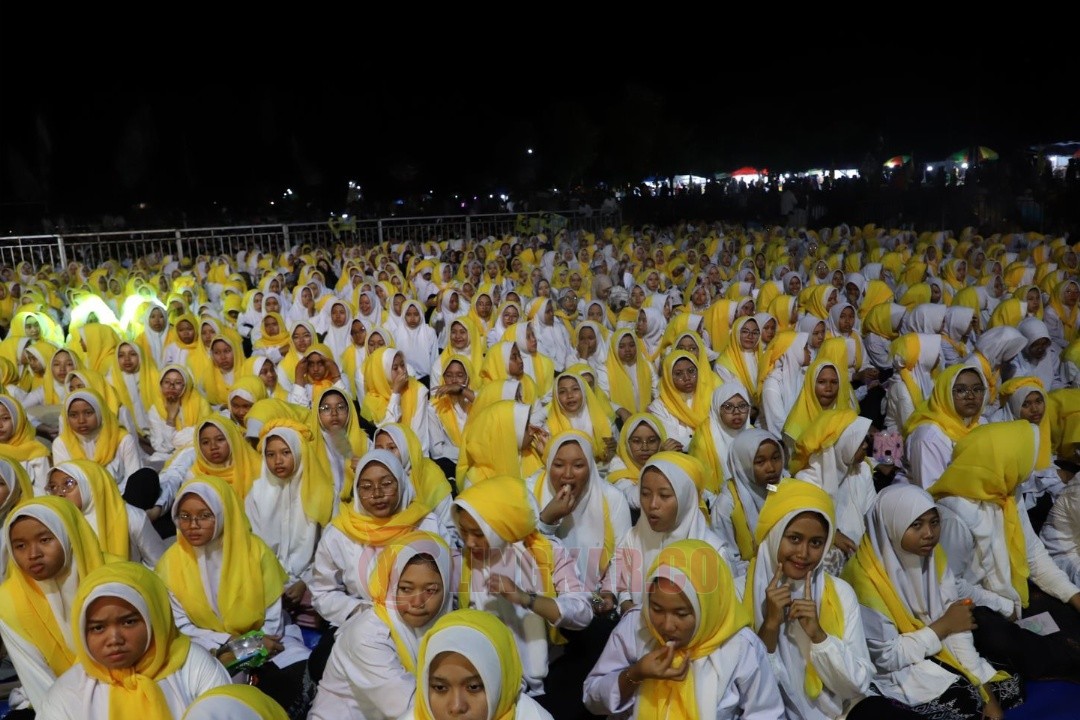 SHOLAWAT. Ribuan orang dari berbagai kalangan saat hadir di acara Golkar Jateng Bersholawat di Purworejo.