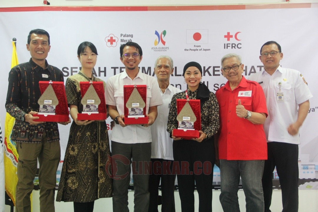 Perwakilan IFRC ,ASEF dan PMI Jawa Tengah berfoto bersama dalam penyerahan bantuan alat kesehatan secara simbolis di aula Markas PMI Jateng, Rabu (19/11/2025). Foto: dokumentasi