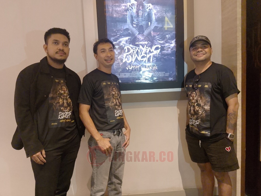 Agus Riyanto (tengah) saat wawancara media seusai pemutaran trailer Danyang Wingit Jumat Kliwon di DP Mall Semarang XXI, Rabu (19/11/2025).
