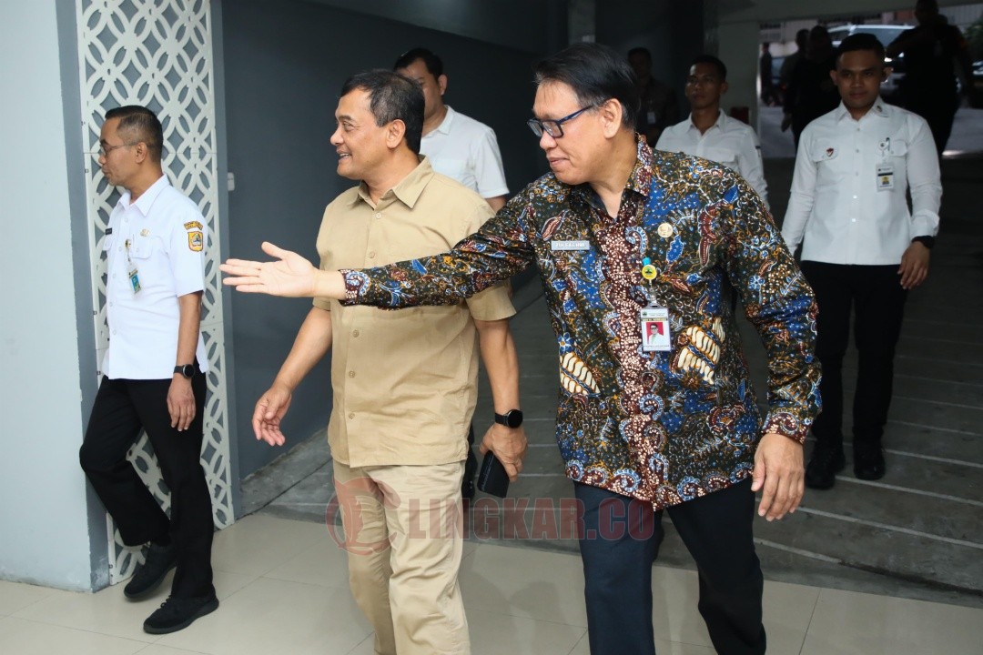 Gubernur Jawa Tengah Ahmad Luthfi mengecek pelayanan yang ada di RSUD dr Moewardi, Surakarta, Rabu (19/11/2025) sore.