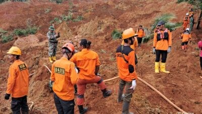 Tim relawan SAR gabungan saat bertugas di area longsor Majenang Cilacap. Foto: istimewa