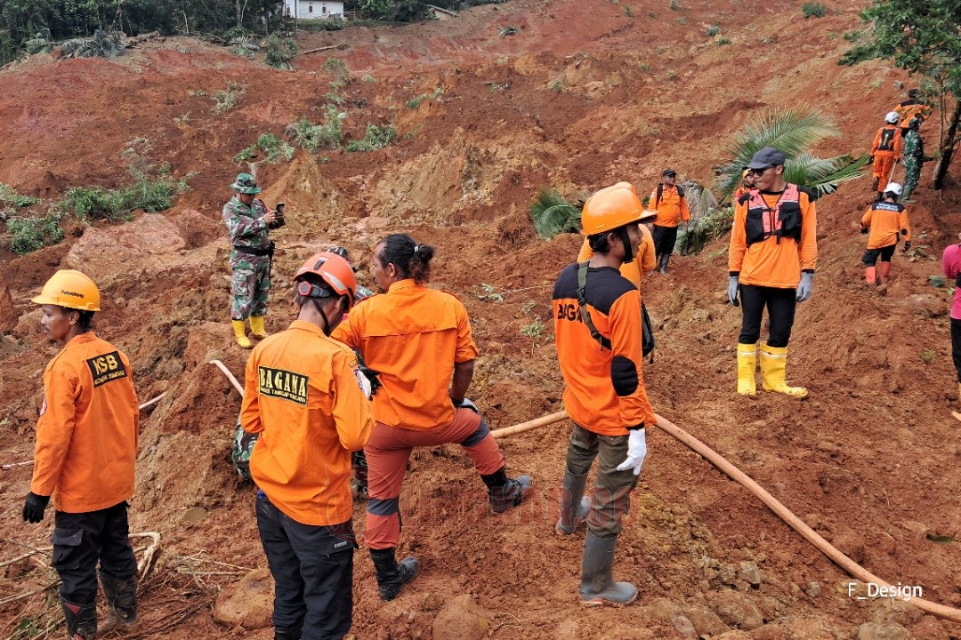 Tim relawan SAR gabungan saat bertugas di area longsor Majenang Cilacap. Foto: istimewa