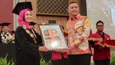 Rektor Unisvet Semarang, Luluk Elyana menyerahkan cindera mata berupa lukisan kepada Kepala PPKPT Subdirektorat Kemendiktisaintek, Denny Kurniawan di hotel Patra Jasa Semarang, Kamis (20/11/2025). Foto: dokumentasi/istimewa