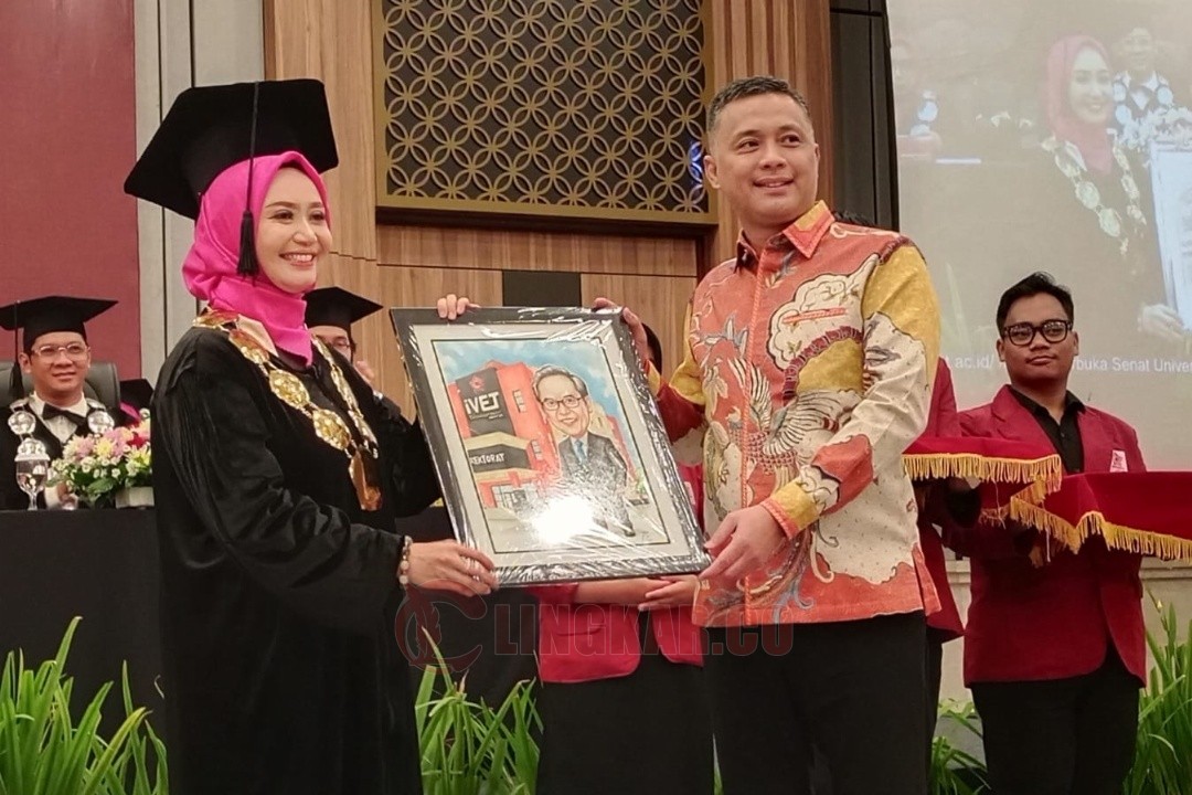 Rektor Unisvet Semarang, Luluk Elyana menyerahkan cindera mata berupa lukisan kepada Kepala PPKPT Subdirektorat Kemendiktisaintek, Denny Kurniawan di hotel Patra Jasa Semarang, Kamis (20/11/2025). Foto: dokumentasi/istimewa