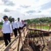 Jembatan Penghubung Dua Dusun Desa Sidokumpul Patean yang Putus Mulai Diperbaiki