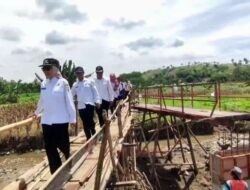 Jembatan Penghubung Dua Dusun Desa Sidokumpul Patean yang Putus Mulai Diperbaiki