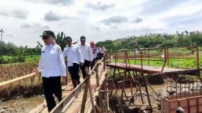 Bupati Kendal Dyah Kartika Permanasari saat meninjau perbaikan jembatan penghubung Dusun Cipluk Barat dan Cipluk Timur. Foto: Yoedhi/Lingkar.co