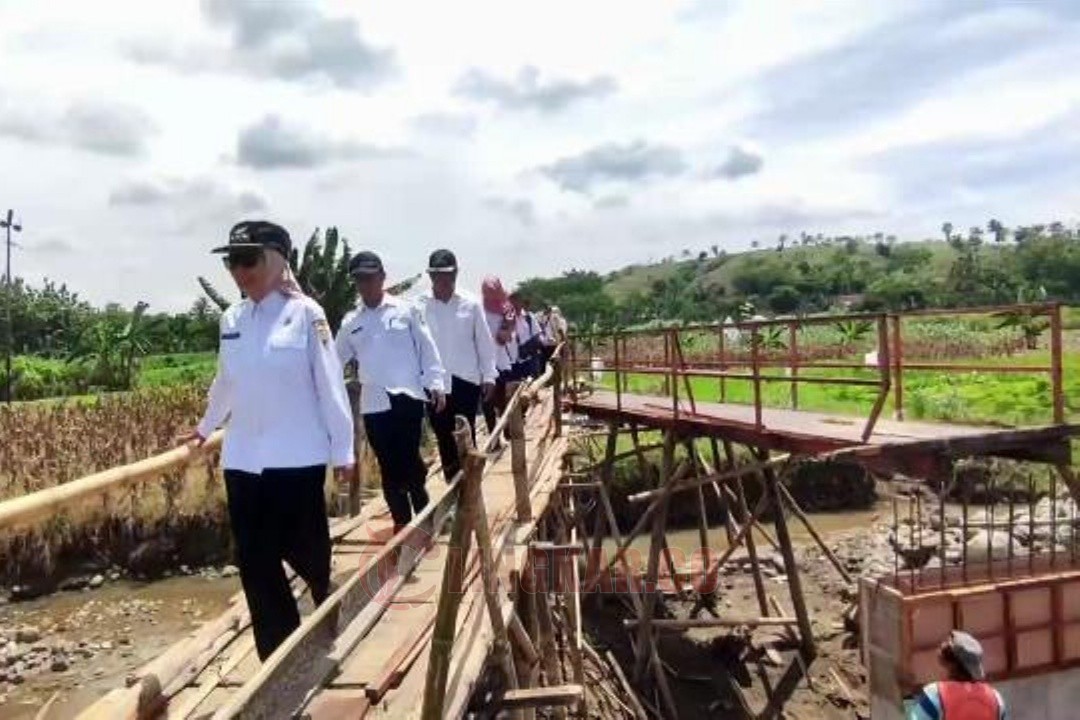 Bupati Kendal Dyah Kartika Permanasari saat meninjau perbaikan jembatan penghubung Dusun Cipluk Barat dan Cipluk Timur. Foto: Yoedhi/Lingkar.co