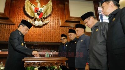Gubernur Jawa Tengah Ahmad Luthfi pada Kamis (20/11/2025) menandatangani Nota Kesepakatan Rancangan Kebijakan Umum Anggaran (KUA) dan Prioritas Plafon Anggaran Sementara (PPAS) APBD Tahun Anggaran 2026 dalam rapat paripurna di Gedung Berlian DPRD Jateng. Foto: dokumentasi
